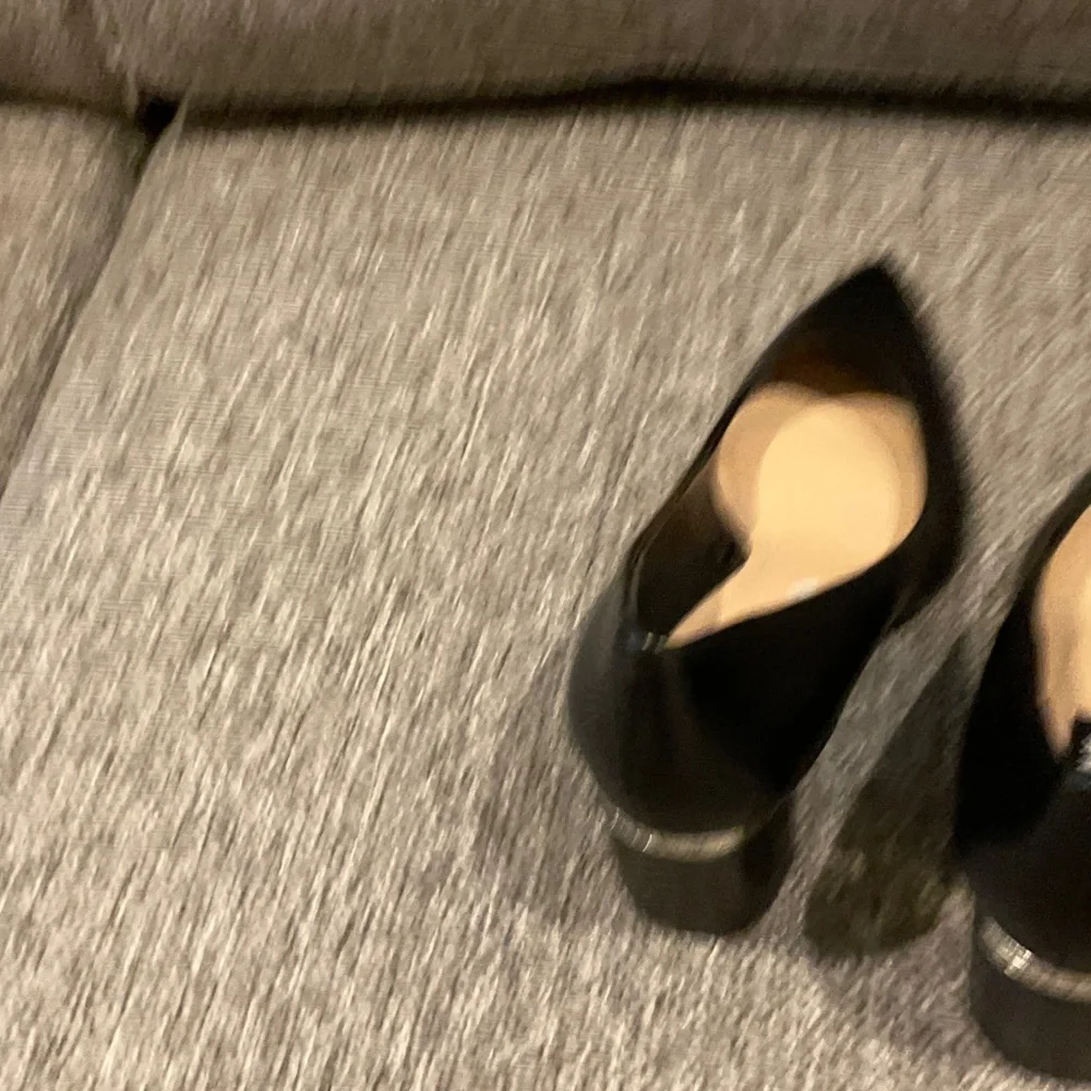 DKNY Women’s Black Leather Block Heels Size 7 Silver Logo on Heels - Picture 8 of 11